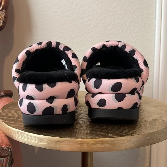 UGG Maxi Slides, pink leopard platform puff, black lambs wool, size 7 women’s - Picture 9 of 13